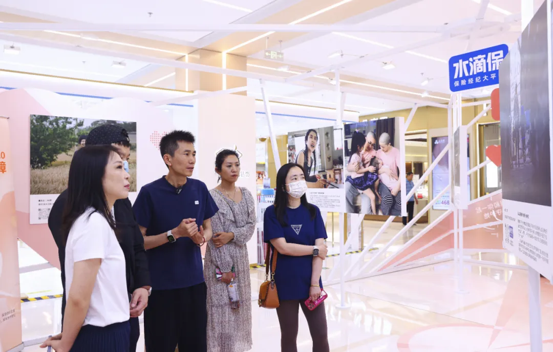 水滴CEO沈鹏与用户共同参观公益影展 现场倾听用户保险保障需求和建议